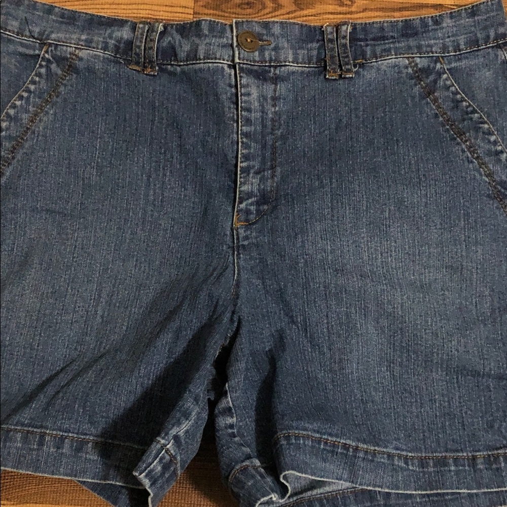 Gloria Vanderbilt  Shorts size 14